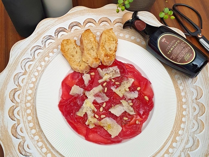 Hovězí carpaccio s lanýžovým olivovým olejem